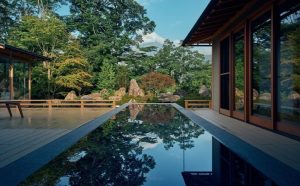「強羅花壇 富士」の木々に囲まれたプライベートプール