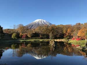 紅葉に染まるニセコの「ふきだし公園」